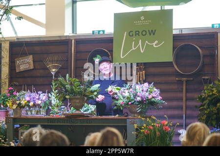 Harrogate, North Yorkshire, Royaume-Uni. 22nd avril 2022. Le salon des fleurs du printemps de Harrogate est le premier grand événement du calendrier de jardinage britannique et accueille la plus grande exposition de floristry et d'organisation de fleurs en Grande-Bretagne. Un événement de quatre jours qui accueille des milliers de visiteurs chaque année, malgré le temps. PHOTO : un discours de Jonathon Moseley, designer floral.Bridget Catterall AlamyLiveNews Banque D'Images