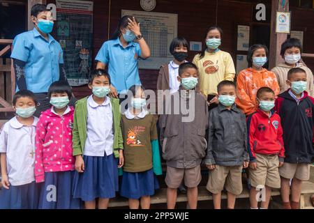 Prendre des photos avec les enfants dans le village de Huai Hillside, une région rurale du nord de la Thaïlande près de la frontière du Myanmar Banque D'Images