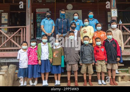 Prendre des photos avec les enfants dans le village de Huai Hillside, une région rurale du nord de la Thaïlande près de la frontière du Myanmar Banque D'Images