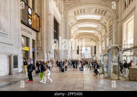 Les gens qui marchent à travers l'intérieur magnifique du hall d'entrée au rez-de-chaussée de la gare centrale de Milan, en Italie Banque D'Images