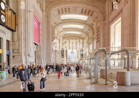 Les gens qui marchent à travers l'intérieur magnifique du hall d'entrée au rez-de-chaussée de la gare centrale de Milan, en Italie Banque D'Images