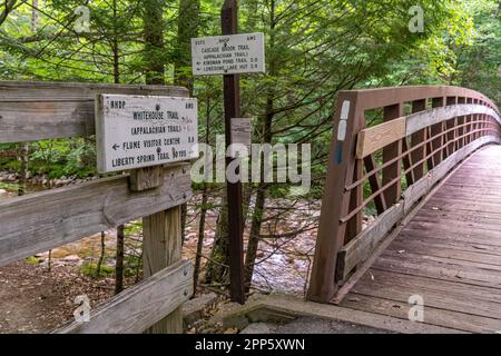 Le sentier Appalachian Trail marque des kilomètres le long des montagnes blanches du New Hampshire Banque D'Images