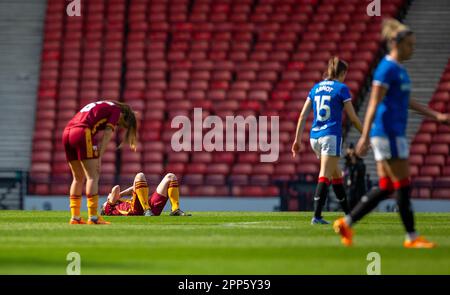 22nd avril 2023 ; Hampden Park, Glasgow, Écosse : demi-finale de football de la coupe écossaise pour femmes, Rangers WFC versus Motherwell WFC ; les joueurs de Motherwell défedés après leur 2-0loss Banque D'Images