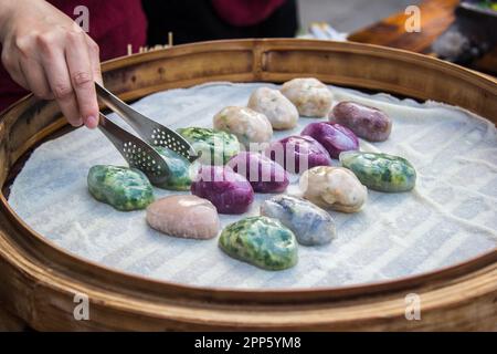 Cuisine de rue chinoise dimsum - emballage de riz avec différents remplissage coloré vendu dans le marché ou la rue Banque D'Images