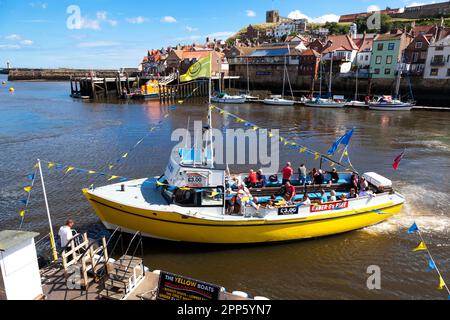 Le bateau de plaisance Esk Belle III dans le port de Whitby, North Yorkshire, Angleterre, Royaume-Uni Banque D'Images