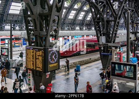 Passagers sur une plate-forme à côté d'un train à grande vitesse Italo à la gare centrale de Milan, Milan, Italie Banque D'Images