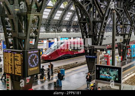 Passagers sur une plate-forme à côté d'un train à grande vitesse Italo à la gare centrale de Milan, Milan, Italie Banque D'Images