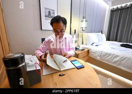 (230422) -- LANZHOU, 22 avril 2023 (Xinhua) -- Zhu Yanjun transcrit des poèmes dans un hôtel de Pékin, capitale de la Chine, sur 11 avril 2023. Zhu Yanjun, 50 ans, est le finaliste du Concours chinois de poésie 2023. Après avoir obtenu son diplôme d'études secondaires en 1992, il a cessé ses études et a quitté sa ville natale, un village dans le comté de Jingning, dans la province de Gansu, dans le nord-ouest de la Chine, et a commencé à travailler comme travailleur migrant. Au cours des 30 dernières années, bien qu'il ait toujours été occupé à travailler pendant la journée, il a continué à consacrer son temps libre à poursuivre sa passion pour la poésie. Cette année, il est enfin apparu dans le Banque D'Images