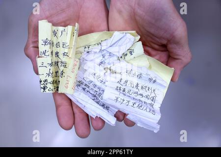 (230422) -- LANZHOU, 22 avril 2023 (Xinhua) -- Zhu Yanjun montre ses notes pour avoir récité des poèmes à Pékin, capitale de la Chine, sur 12 avril 2023. Zhu Yanjun, 50 ans, est le finaliste du Concours chinois de poésie 2023. Après avoir obtenu son diplôme d'études secondaires en 1992, il a cessé ses études et a quitté sa ville natale, un village dans le comté de Jingning, dans la province de Gansu, dans le nord-ouest de la Chine, et a commencé à travailler comme travailleur migrant. Au cours des 30 dernières années, bien qu'il ait toujours été occupé à travailler pendant la journée, il a continué à consacrer son temps libre à poursuivre sa passion pour la poésie. Cette année, il m'a enfin apparu Banque D'Images