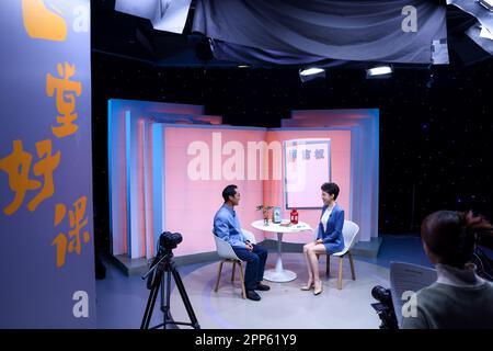 (230422) -- LANZHOU, 22 avril 2023 (Xinhua) -- Zhu Yanjun (L) donne une interview pour la prochaine Journée mondiale du livre dans un studio de la télévision éducative chinoise à Pékin, capitale de la Chine, 12 avril 2023. Zhu Yanjun, 50 ans, est le finaliste du Concours chinois de poésie 2023. Après avoir obtenu son diplôme d'études secondaires en 1992, il a cessé ses études et a quitté sa ville natale, un village dans le comté de Jingning, dans la province de Gansu, dans le nord-ouest de la Chine, et a commencé à travailler comme travailleur migrant. Au cours des 30 dernières années, bien qu'il ait toujours été occupé à travailler pendant la journée, il a continué à passer son temps libre pour paller Banque D'Images