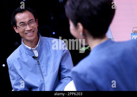 (230422) -- LANZHOU, 22 avril 2023 (Xinhua) -- Zhu Yanjun (L) donne une interview pour la prochaine Journée mondiale du livre dans un studio de la télévision éducative chinoise à Pékin, capitale de la Chine, 12 avril 2023. Zhu Yanjun, 50 ans, est le finaliste du Concours chinois de poésie 2023. Après avoir obtenu son diplôme d'études secondaires en 1992, il a cessé ses études et a quitté sa ville natale, un village dans le comté de Jingning, dans la province de Gansu, dans le nord-ouest de la Chine, et a commencé à travailler comme travailleur migrant. Au cours des 30 dernières années, bien qu'il ait toujours été occupé à travailler pendant la journée, il a continué à passer son temps libre pour paller Banque D'Images