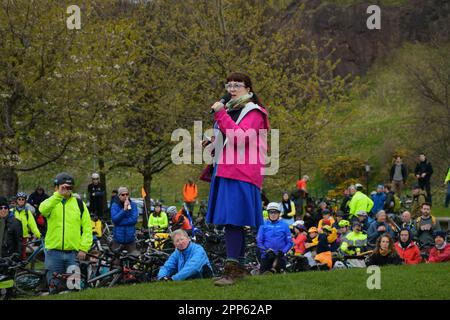 Edinburgh, Écosse, Royaume-Uni, 22 avril 2023. Shellie Holubek s'exprimant au Parlement en dehors du Parlement écossais crédit sst/alamy Live news Banque D'Images