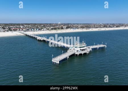 Une vue aérienne du Belmont Veterans Memorial Pier, dimanche 9 avril 2023, à long Beach, Etalonnage Banque D'Images