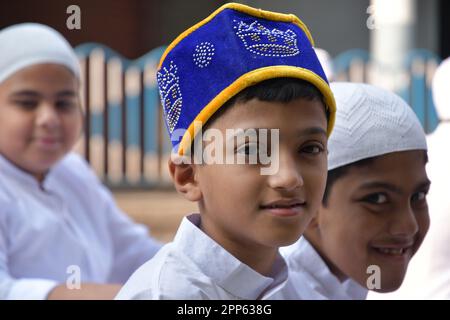 Kolkata, Inde. 22nd avril 2023. Les garçons musulmans de Kolkata attendent avant les prières spéciales à l'occasion d'Eid-UL-Fitr. EID-UL-Fitr est un festival musulman du bonheur célébré partout dans le monde marquant la fin du Saint mois de jeûne du Ramadan. Crédit : SOPA Images Limited/Alamy Live News Banque D'Images