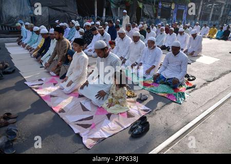 Kolkata, Inde. 22nd avril 2023. Les peuples de la communauté musulmane de Kolkata proposent des prières spéciales à l'occasion d'Eid-UL-Fitr. EID-UL-Fitr est un festival musulman du bonheur célébré partout dans le monde marquant la fin du Saint mois de jeûne du Ramadan. Crédit : SOPA Images Limited/Alamy Live News Banque D'Images