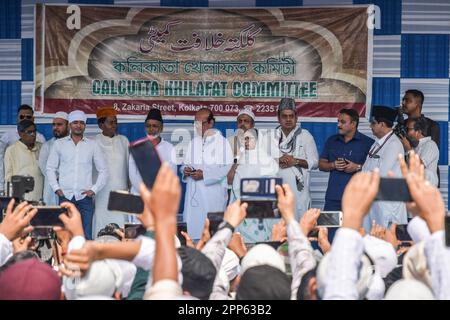 Kolkata, Inde. 22nd avril 2023. Le Ministre en chef du Bengale occidental, Mamata Banerjee, s'adresse à la communauté musulmane après les prières spéciales à l'occasion d'Eid-UL-Fitr. EID-UL-Fitr est un festival musulman du bonheur célébré partout dans le monde marquant la fin du Saint mois de jeûne du Ramadan. Crédit : SOPA Images Limited/Alamy Live News Banque D'Images