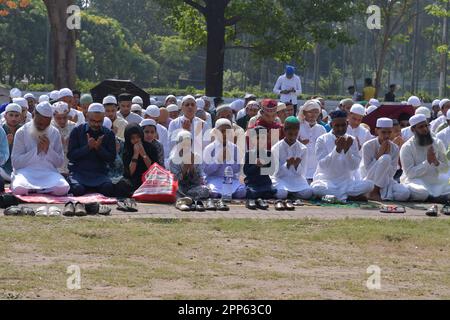 Kolkata, Inde. 22nd avril 2023. Les peuples de la communauté musulmane de Kolkata proposent des prières spéciales à l'occasion d'Eid-UL-Fitr. EID-UL-Fitr est un festival musulman du bonheur célébré partout dans le monde marquant la fin du Saint mois de jeûne du Ramadan. Crédit : SOPA Images Limited/Alamy Live News Banque D'Images