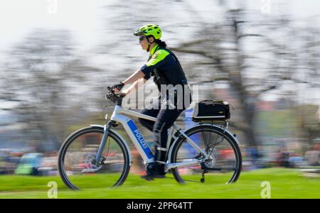 22 avril 2023, Saxe, Dresde: La surintendante en chef de la police Eva Walter arrive à vélo pour un contrôle dans le cadre de la campagne "respect par considération" des cyclistes sur la piste cyclable très fréquentée d'Elbe près du restaurant d'excursion Fährgarten Johannstadt. Ce contrôle porte principalement sur la considération mutuelle, la vitesse, l'équipement technique des bicyclettes et l'enregistrement des bicyclettes. Photo: Matthias Rietschel/dpa-Zentralbild/dpa Banque D'Images