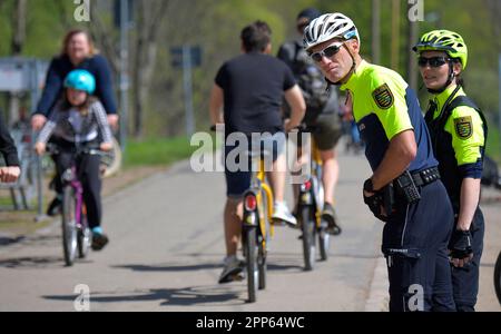 22 avril 2023, Saxe, Dresde: Les policiers Eva Walter et Thomas Kiraly du service de police de Dresde vérifient les cyclistes sur la piste cyclable très fréquentée d'Elbe près du restaurant d'excursion Fährgarten Johannstadt dans le cadre de la campagne "respect par considération". Ce contrôle porte principalement sur la considération mutuelle, la vitesse, l'équipement technique des bicyclettes et l'enregistrement des bicyclettes. Photo: Matthias Rietschel/dpa-Zentralbild/dpa Banque D'Images