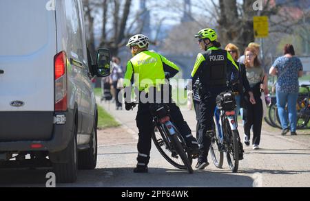 22 avril 2023, Saxe, Dresde: Dans le cadre de la campagne "respect par considération", des policiers du département de police de Dresde vérifient les cyclistes et fournissent des véhicules sur la piste cyclable très fréquentée d'Elbe près du restaurant d'excursion Fährgarten Johannstadt. Ce contrôle de la mise au point porte principalement sur la considération mutuelle, la question de la vitesse, de l'équipement technique des bicyclettes et de l'enregistrement des bicyclettes. Photo: Matthias Rietschel/dpa-Zentralbild/dpa Banque D'Images