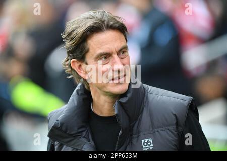 Londres, Royaume-Uni. 22 avril 2023London, Royaume-Uni. 22nd avril 2023. Thomas Franks Brentford entraîneur en chef du FC lors du match de la Premier League entre Brentford et Aston Villa au Gtech Community Stadium, Londres, Angleterre, le 22 avril 2023. Photo de Phil Hutchinson. Utilisation éditoriale uniquement, licence requise pour une utilisation commerciale. Aucune utilisation dans les Paris, les jeux ou les publications d'un seul club/ligue/joueur. Crédit : UK Sports pics Ltd/Alay Live News Banque D'Images