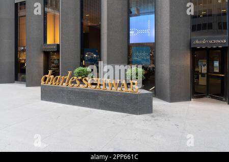 New York City, USA - 18 août 2022 : une enseigne Charles Schwab devant son immeuble de bureaux à New York City, USA. Banque D'Images