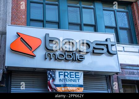 New York City, États-Unis - 19 août 2022 : gros plan sur le logo et l'enseigne Boost Mobile sur le bâtiment de New York City. Banque D'Images