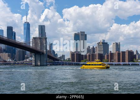 New York, Etats-Unis - 19 août 2022 : pont de Brooklyn avec des bâtiments en arrière-plan à New York, NY, Etats-Unis. Banque D'Images