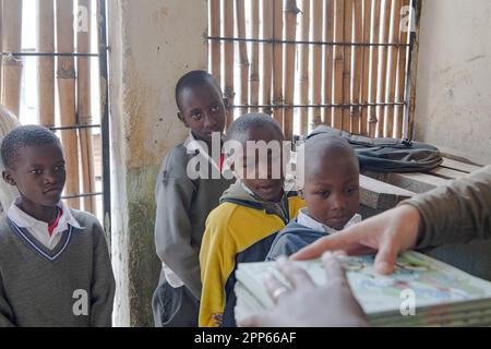 (230422) -- NAIROBI, 22 avril 2023 (Xinhua) -- les élèves attendent de recevoir des livres à l'école de l'Association des services de construction de rêve (ASDB), dans la vallée de Mathare, à Nairobi, au Kenya, au 19 avril 2023. La vallée de Mathare, située à Nairobi, est le deuxième plus grand bidonville urbain du Kenya après Kibera. Dream Building Service Association (DBSA) est une organisation non gouvernementale fondée en 2014. L'organisation poursuit et promeut le travail de bienfaisance dans la région de Mathare. Grâce aux efforts déployés ces dernières années, plusieurs écoles de Mathare ont été rénovées. Beaucoup d'enfants pauvres ont des repas gratuits pour le déjeuner et Banque D'Images