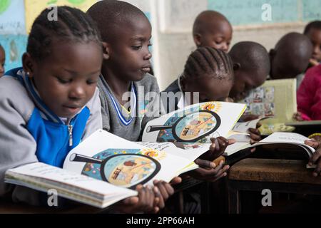 (230422) -- NAIROBI, 22 avril 2023 (Xinhua) -- les élèves lisent des livres à l'école de l'Association des services de construction de rêve (ASDB), dans la vallée de Mathare, à Nairobi, au Kenya, au 19 avril 2023. La vallée de Mathare, située à Nairobi, est le deuxième plus grand bidonville urbain du Kenya après Kibera. Dream Building Service Association (DBSA) est une organisation non gouvernementale fondée en 2014. L'organisation poursuit et promeut le travail de bienfaisance dans la région de Mathare. Grâce aux efforts déployés ces dernières années, plusieurs écoles de Mathare ont été rénovées. Beaucoup d'enfants pauvres ont des repas gratuits pour le déjeuner et ont un cha Banque D'Images