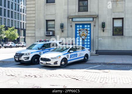 Deux voitures de police dans un poste de police à New York, États-Unis. Banque D'Images