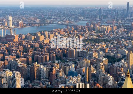 Vue sur Manhattan depuis le haut du bâtiment au coucher du soleil à New York, NY, États-Unis Banque D'Images