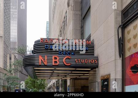 The Rainbow Room, observation Deck et NBC Studios signent sur le bâtiment à New York City, NY, États-Unis, le 21 août 2022. Banque D'Images