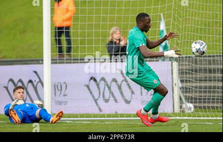 Deinze, Belgique. 22nd avril 2023. Souleymane Souley Anne de Virton célèbre après avoir marqué lors d'un match de football entre KMSK Deinze et RE Virton, samedi 22 avril 2023 à Deinze, le 8 jour des matchs de relégation de la 2022-2023 'Challenger Pro League' 1B deuxième division du championnat belge. BELGA PHOTO VIRGINIE LEFOUR crédit: Belga News Agency/Alay Live News Banque D'Images