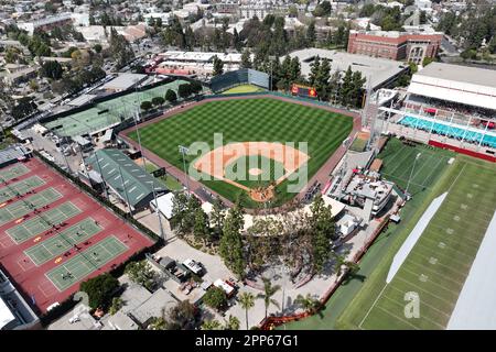 Une vue aérienne générale de Dedeaux Field sur le campus de l'Université de Californie du Sud, samedi 8 avril 2023, à Los Angeles. Banque D'Images
