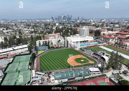 Une vue aérienne générale de Dedeaux Field sur le campus de l'Université de Californie du Sud, samedi 8 avril 2023, à Los Angeles. Banque D'Images