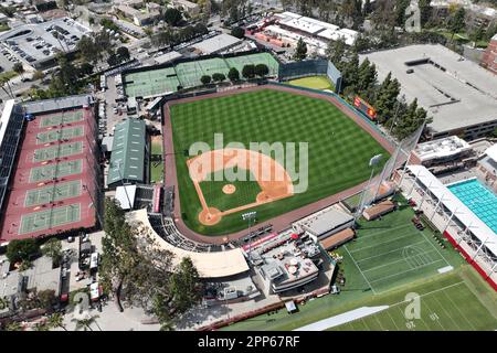 Vue aérienne générale du Dedeaux Field et du stade de tennis David X. Marks sur le campus de l'Université de Californie du Sud, samedi 8 avril 2023, à Los Angeles. Banque D'Images