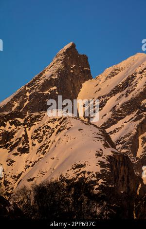 Le soir dernier, la lumière du soleil du printemps sur la montagne Store Venjetinden, 1852 m, à Romsdalen, Rauma kommune, Møre og Romsdal, Norvège, Scandinavie. Banque D'Images