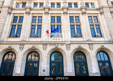 Vue extérieure sur la façade et l'entrée principale de la Sorbonne, célèbre université française située rue des Ecoles à Paris, France Banque D'Images