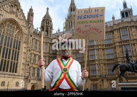 Londres, Royaume-Uni. 22nd avril 2023. Une personne tient une bannière lors de la manifestation "The Big One" devant Westminster. Laura Gaggero/Alamy Live News Banque D'Images