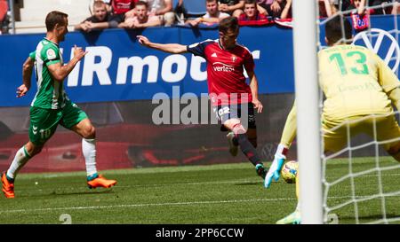 Pampelune, Espagne. 22th avril 2023. Sports. Football/Soccer.Sergio Canales (10. Real Betis), Aimar Oroz (22. CA Osasuna) et Rui Silva (13. Real Betis) pendant le match de football de la Liga Santander entre CA Osasuna et Real Betis joué au stade El Sadar à Pampelune (Espagne) sur 22 avril 2023. Credit: Inigo Alzugaray / Alamy Live News Banque D'Images