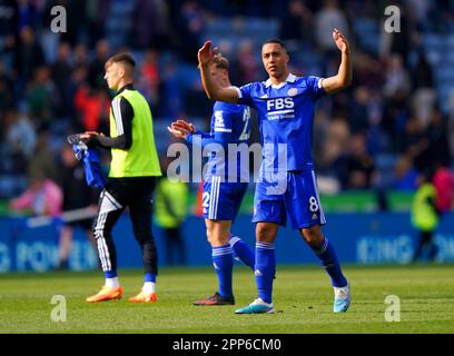 Youri Tielemans de Leicester City fait des gestes aux fans à la fin du match de la Premier League au King Power Stadium de Leicester. Date de la photo: Samedi 22 avril 2023. Banque D'Images