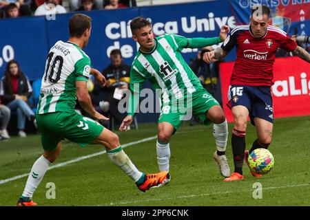 Pampelune, Espagne. 22th avril 2023. Sports. Football/Soccer.Sergio Canales (10. Real Betis), RodSanchez (28. Real Betis) et Ruben Peña (15. CA Osasuna) pendant le match de football de la Liga Santander entre CA Osasuna et Real Betis joué au stade El Sadar à Pampelune (Espagne) sur 22 avril 2023. Credit: Inigo Alzugaray / Alamy Live News Banque D'Images