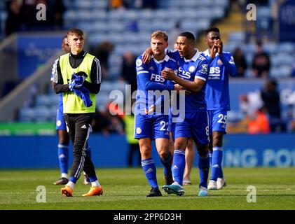 Youri Tielemans de Leicester City parle à Kiernan Dewsbury-Hall à la fin du match de la Premier League au King Power Stadium, Leicester. Date de la photo: Samedi 22 avril 2023. Banque D'Images