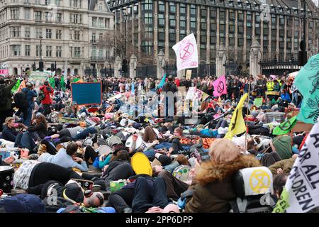 Londres, Royaume-Uni. 22 avril 2023. Extinction rébellion le climat proteste le Big One. Le Big One for Biodiversity March & Die-In. La manifestation climatique Big One est une action de quatre jours du 21 au 24 avril 2023, avec des personnes de la rébellion des extinction (XR), de Greenpeace, des amis de la Terre, de PCS Union et d'autres groupes manifestant à Westminster. Plus de 30 000 000 personnes se sont inscrites pour assister à la manifestation de la rébellion des extinction dans la capitale. Credit: Waldemar Sikora/Alay Live News. Banque D'Images