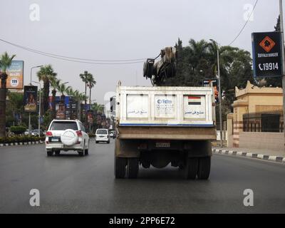 Le Caire, l'Egypte, 8 avril 2023: Chariot élévateur de maintenance avec une grue de levage mécanique équipée avec un câble pour soulever des objets lourds Tetra transport tru Banque D'Images