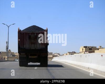 Le Caire, l'Egypte, le 16 avril 2023: Un camion avec bitume Asphalt, une forme collante, noire, liquide très visqueux ou semi-solide de pétrole, asphaltum, trouvé dans Banque D'Images