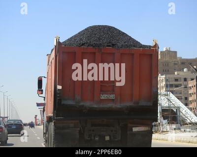 Le Caire, l'Egypte, le 16 avril 2023: Un camion avec bitume Asphalt, une forme collante, noire, liquide très visqueux ou semi-solide de pétrole, asphaltum, trouvé dans Banque D'Images