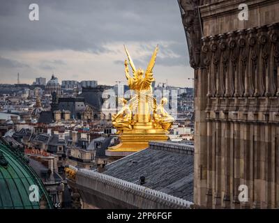 Panorama de Paris. Vue de dessus des toits des maisons. Vue classique sur Paris - toits en tuiles et cheminées. Voyages et tourisme. France. Banque D'Images