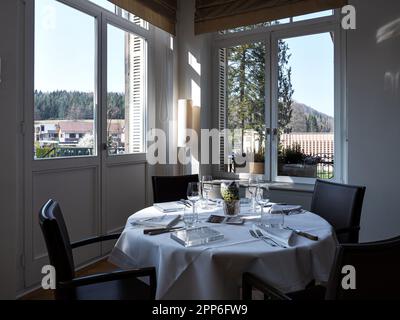 Intérieur confortable du restaurant. Espace rempli du soleil du matin. Les tables sont installées et prêtes à recevoir les clients. Chaleur et confort. Banque D'Images